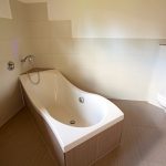 Sanitäranlagen - Badezimmer mit Badewanne, Duschvorrichtung und WC